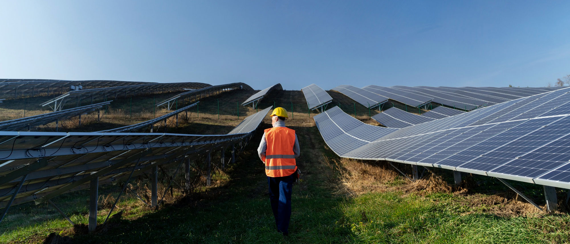 persona-impianto-di-energia-alternativa